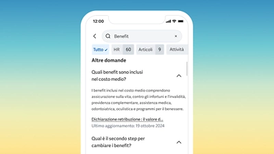 Screenshot di dispositivi mobili che mostrano una scheda oraria di un collaboratore inviata con orario lavoro e sede e un calendario che mostra le richieste di permesso di un collaboratore nell'app mobile Workday.