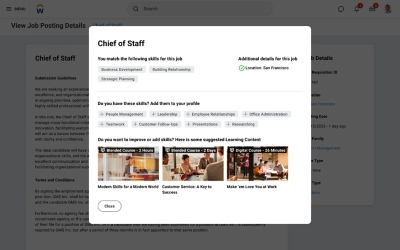 Un annuncio di lavoro con una finestra pop-up che mostra le skill che il collaboratore possiede per il ruolo, ulteriori dettagli sull'impiego e corsi di formazione suggeriti.