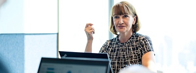 Dipendente che tiene in mano un tablet e parla con un altro dipendente