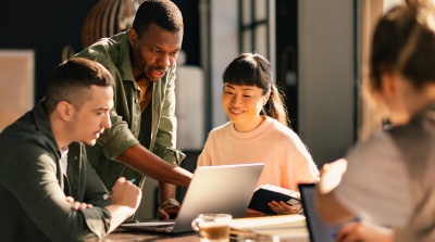 équipe travaillant autour d'une table