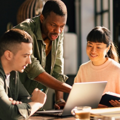 équipe travaillant autour d'une table