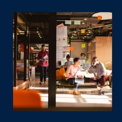 mensen die op kantoor werken