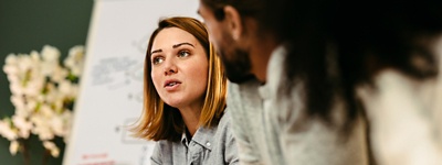 2 colleagues talking