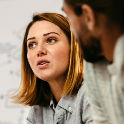 2 colleagues talking