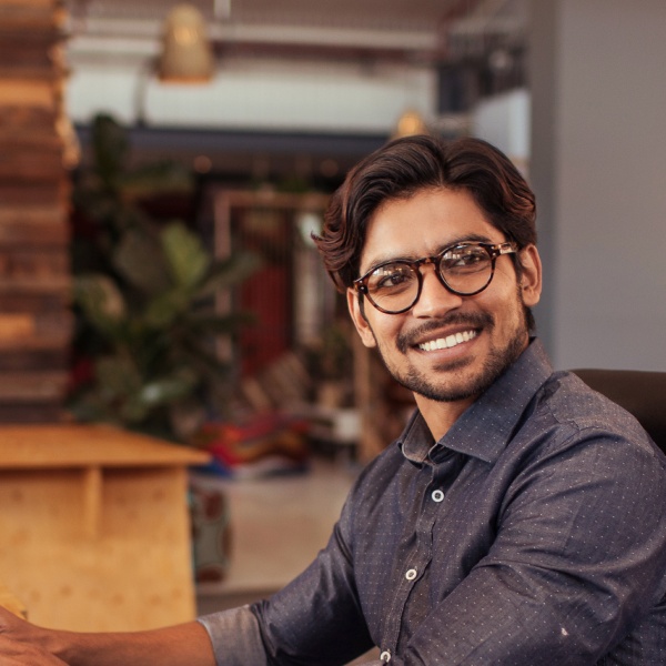 Deux hommes discutant à un bureau