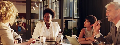 Mujer presidiendo una reunión