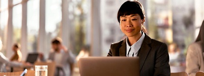 オフィスでコンピュータを使用している女性