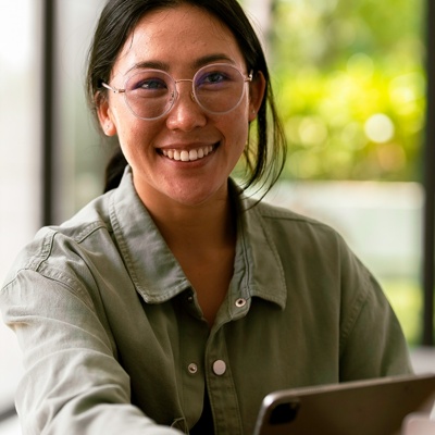 woman-with-ipad-shaking-hands