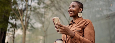 Mujer con teléfono sonriendo