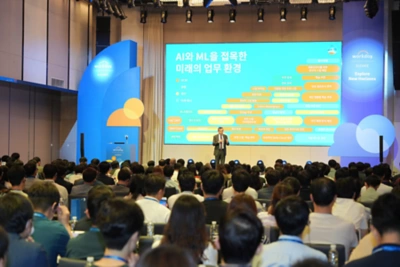 Attendees heading to the venue 